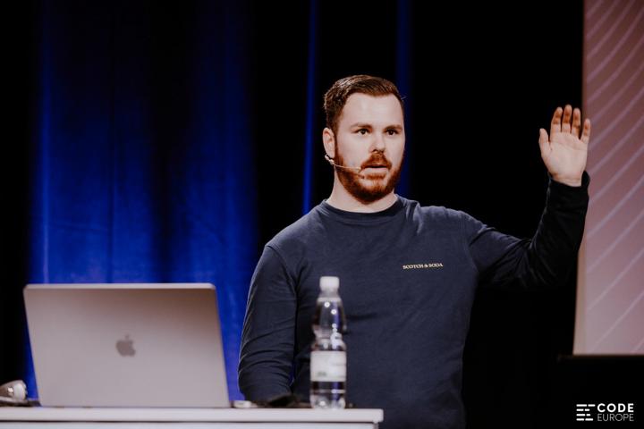 Eddy Vinck presenting on stage at Code Europe